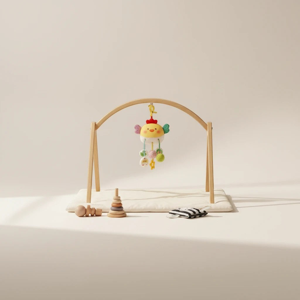 Petit Éveil Montessori hochet suspendu en forme de poulet jaune avec des jouets colorés, en bois et tissu.