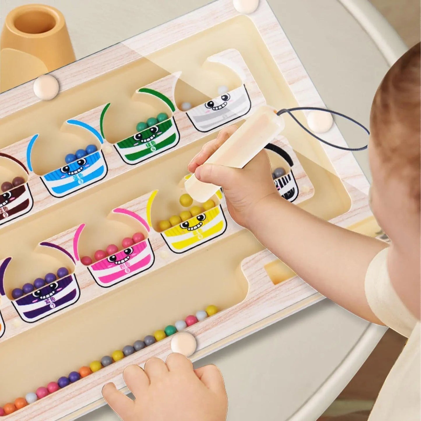 Petit Éveil Montessori Labyrinthe magnétique en bois pour tri de couleurs avec billes et stylet.