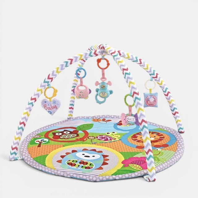 Petit Éveil Montessori tapis d'éveil sensoriel avec arche et jouets suspendus, motifs animaux colorés, idéal pour bébé.