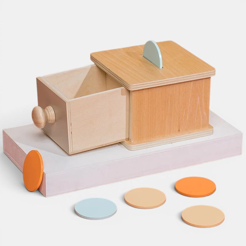 Boîte à monnaie en bois Montessori Petit Éveil Montessori avec tiroir et pièces colorées pour développer la logique et la motricité.
