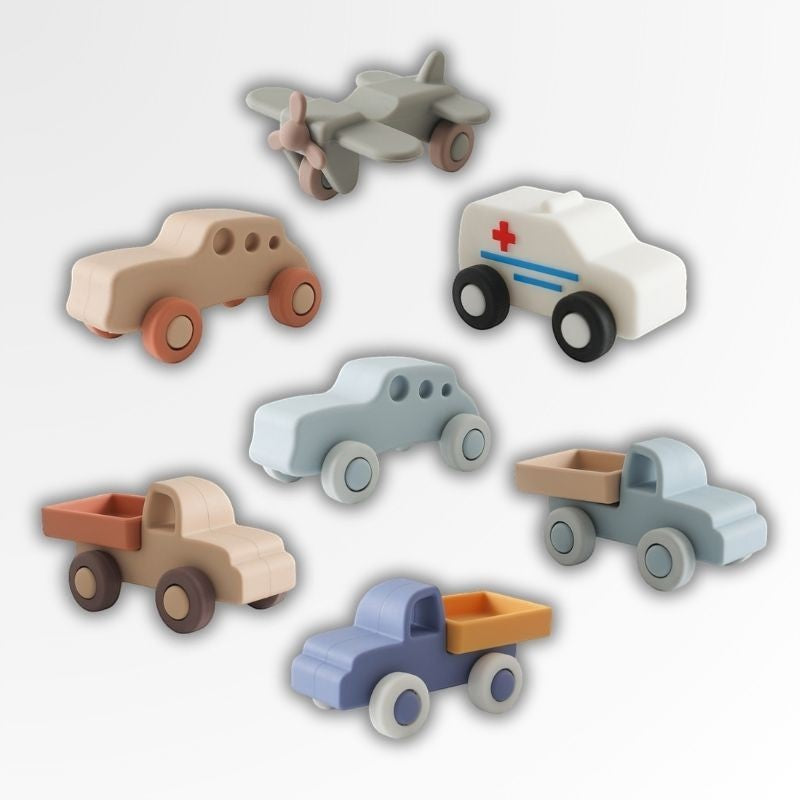 Petit Éveil Montessori lot de 7 jouets de voiture en silicone : avion, voiture, ambulance, pick-up. Couleurs pastel.