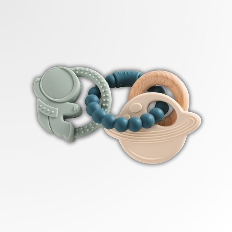 Anneau de dentition Petit Éveil Montessori en silicone et bois, forme astronaute et planète, couleurs vert d'eau et beige.