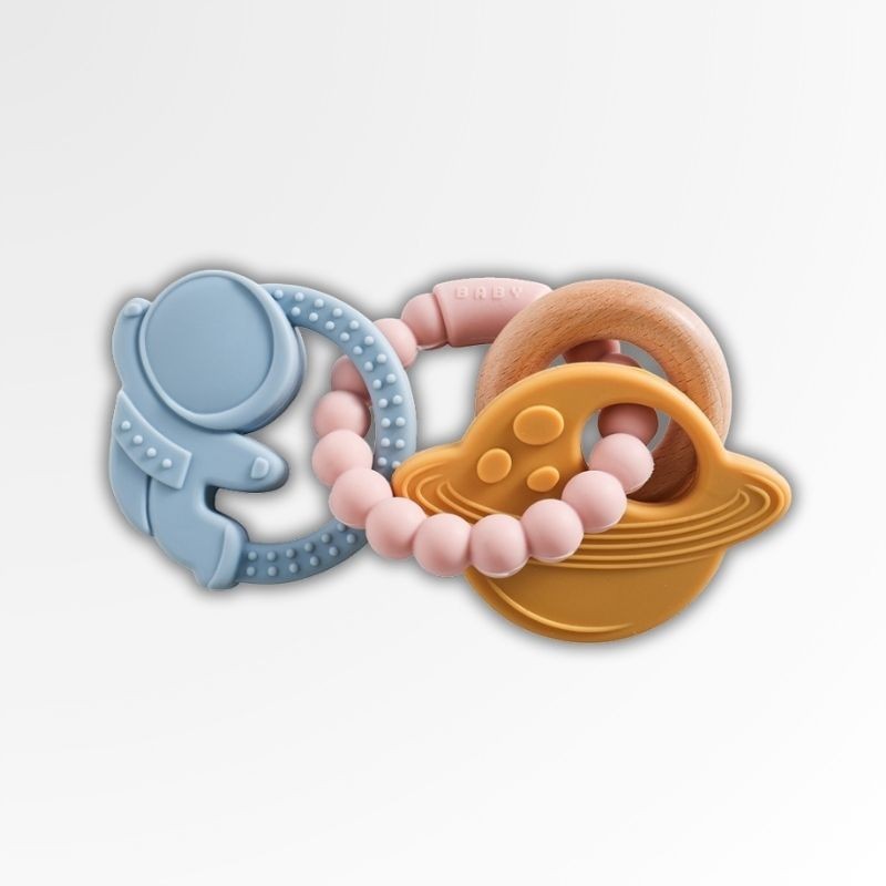 Anneau de dentition Petit Éveil Montessori en silicone bleu astronaute et jaune planète avec perles roses.