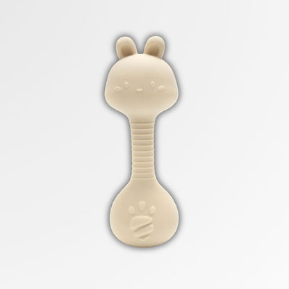 Anneau de dentition hochet Petit Éveil Montessori en silicone beige avec motif patte de lapin.