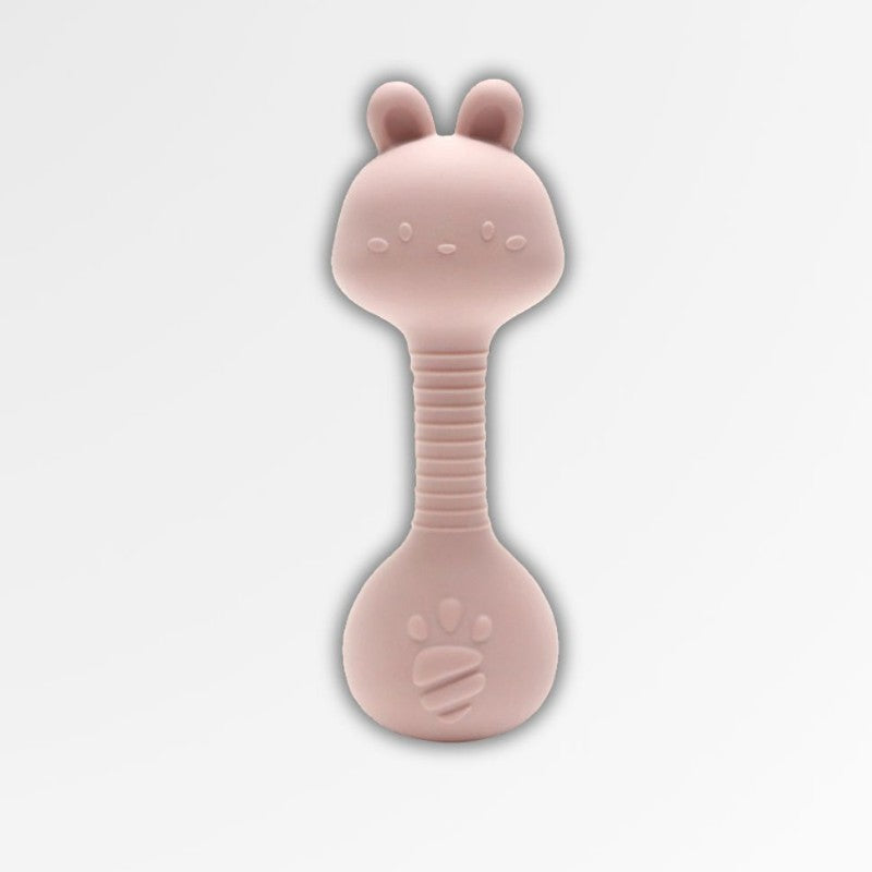 Anneau de dentition hochet rose en silicone Petit Éveil Montessori avec oreilles de lapin et empreinte de patte.