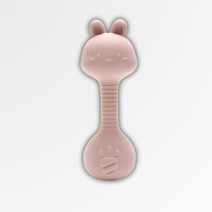 Anneau de dentition hochet rose en silicone Petit Éveil Montessori avec oreilles de lapin et empreinte de patte.