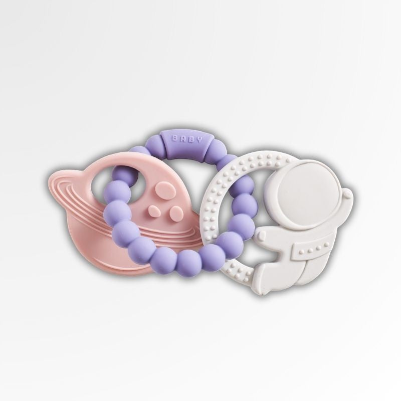Anneau de dentition Petit Éveil Montessori en silicone rose et violet, forme astronaute et planète, pour bébé.
