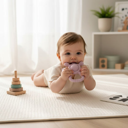 Anneau de dentition en silicone Petit Éveil Montessori, sans BPA, aux couleurs pastel, forme étoile avec reliefs pour bébé.
