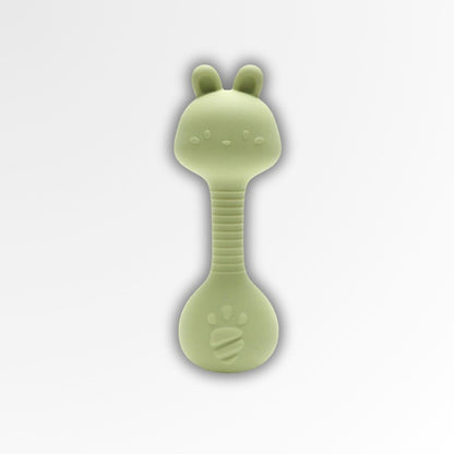 Anneau de dentition hochet Petit Éveil Montessori en silicone vert pâle, forme de lapin, pour apaiser les gencives et stimuler bébé.
