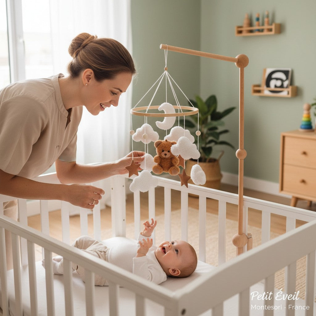 Petit Éveil Montessori arche en bois avec mobile ours en peluche, nuages, lune et étoiles. Idéal pour chambre bébé.