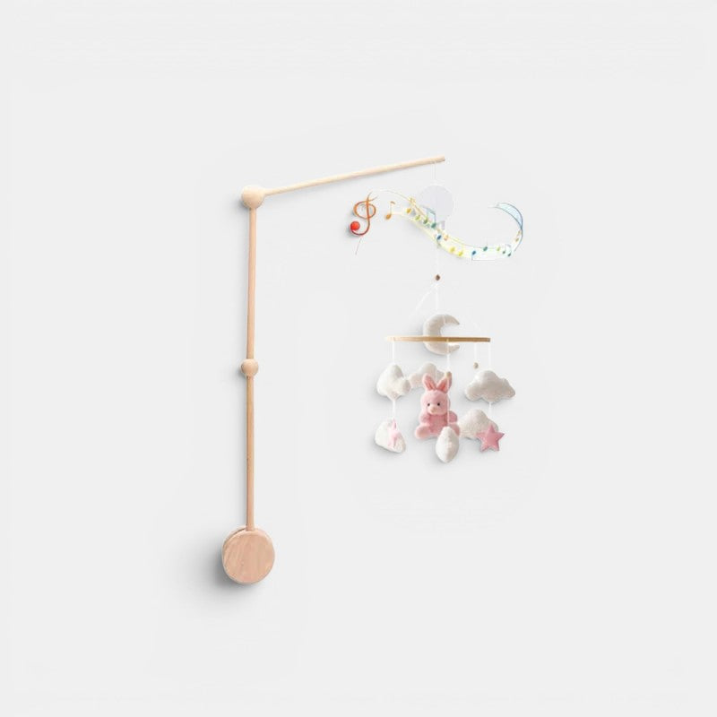Petit Éveil Montessori arche en bois avec mobile musical, jouets lapin rose, nuages et étoiles.