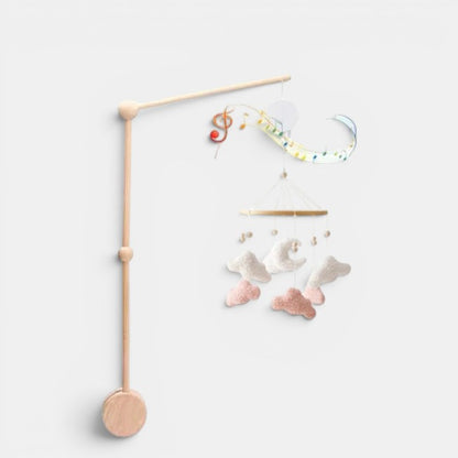 Arche Montessori en bois avec nuages roses et blancs suspendus et notes de musique. Petit Éveil Montessori.
