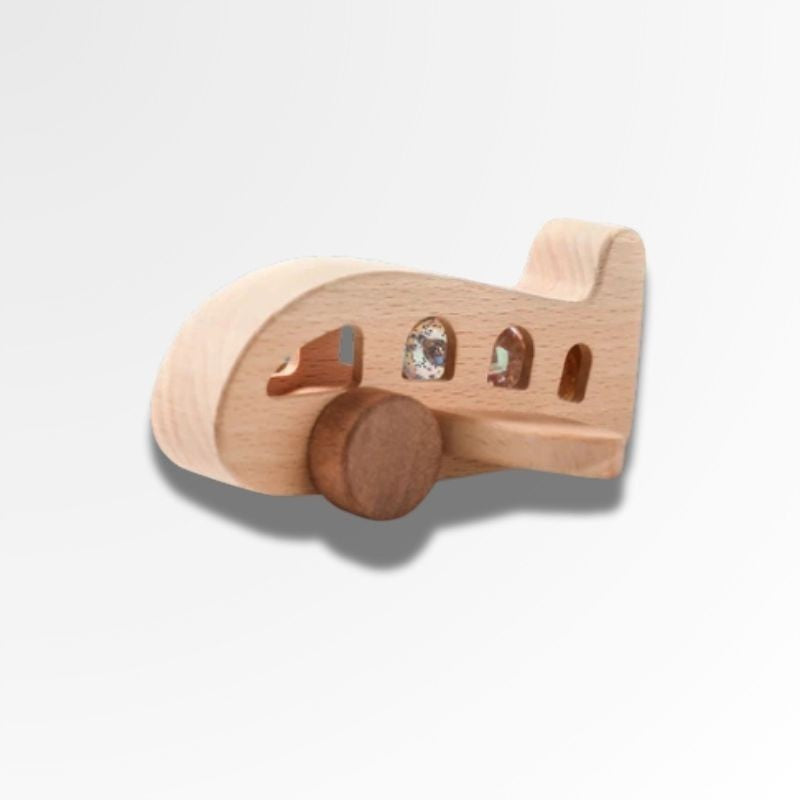 Petit Éveil Montessori avion en bois naturel avec fenêtres découpées et une roue en bois.