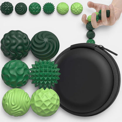 Lot de balles sensorielles magnétiques Montessori vertes, avec différentes textures et une pochette de rangement noire.