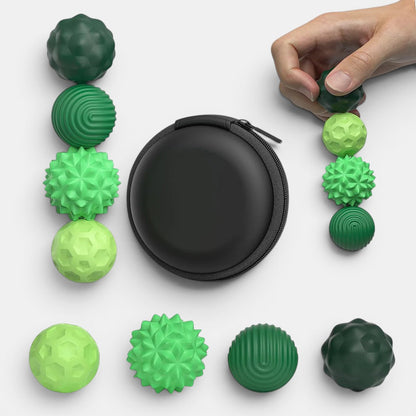 Ensemble de balles sensorielles magnétiques Montessori vertes, avec étui de rangement noir.
