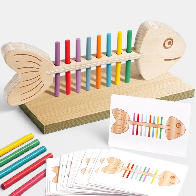 Bâton d'équilibre en bois Petit Éveil Montessori en forme de poisson, avec des bâtonnets colorés pour l'apprentissage des couleurs et de la motricité.