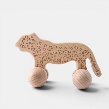 Bloc en bois Montessori Petit Éveil Montessori en forme de guépard avec des roues en bois, motif tacheté gravé.