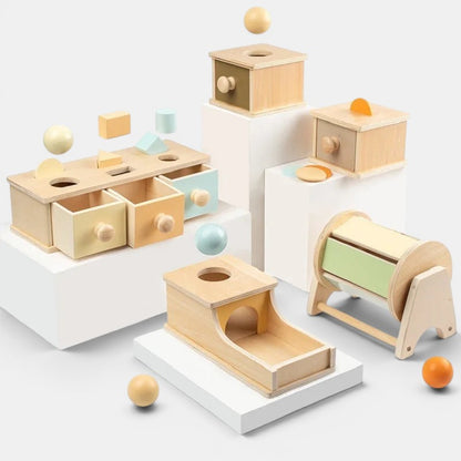 Boîte à monnaie en bois Montessori avec formes à insérer et tiroirs colorés. Jouet éducatif pour enfants.