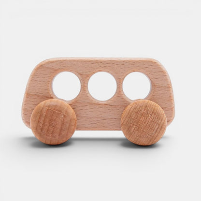 Petit Éveil Montessori, bus en bois naturel avec trois fenêtres rondes et deux roues en bois, jouet d'éveil pour enfant.