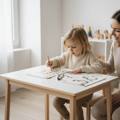 Petit Éveil Montessori : jeune enfant apprenant avec un cahier d'exercices réutilisable sur les chiffres et les formes.