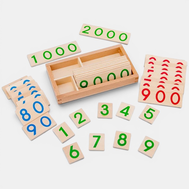 Carte de chiffres en bois Montessori Petit Éveil Montessori pour l'apprentissage des nombres, avec des cartes bleues, vertes et rouges.