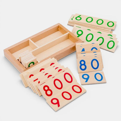 Carte de chiffres en bois Montessori Petit Éveil Montessori, avec chiffres rouges, bleus et verts sur fond de bois naturel.
