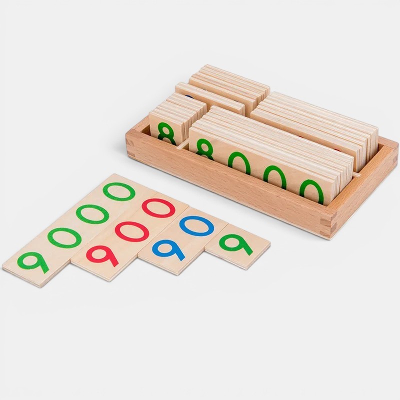Carte de chiffres en bois Montessori Petit Éveil Montessori, avec chiffres verts, rouges et bleus.