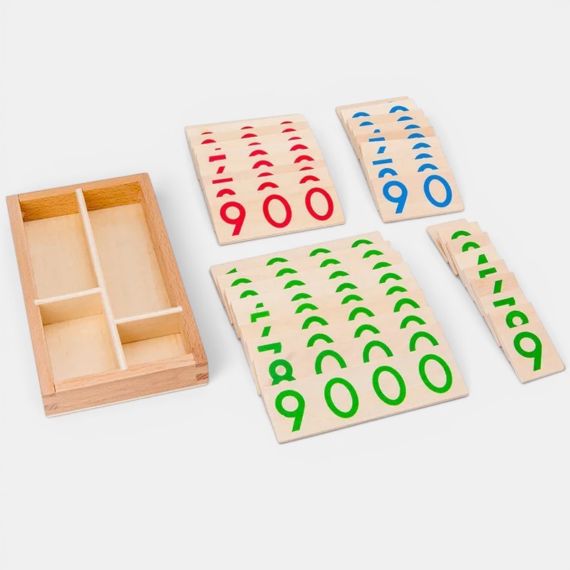 Carte de chiffres en bois Montessori Petit Éveil Montessori, avec chiffres rouges, bleus et verts et un bac de rangement en bois.