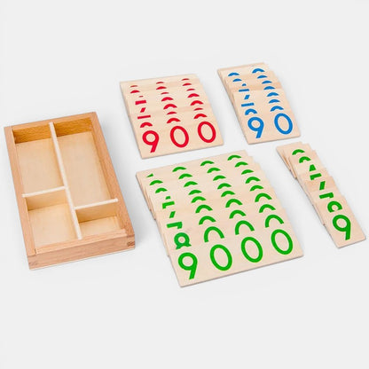 Carte de chiffres en bois Montessori Petit Éveil Montessori, avec chiffres rouges, bleus et verts et un bac de rangement en bois.