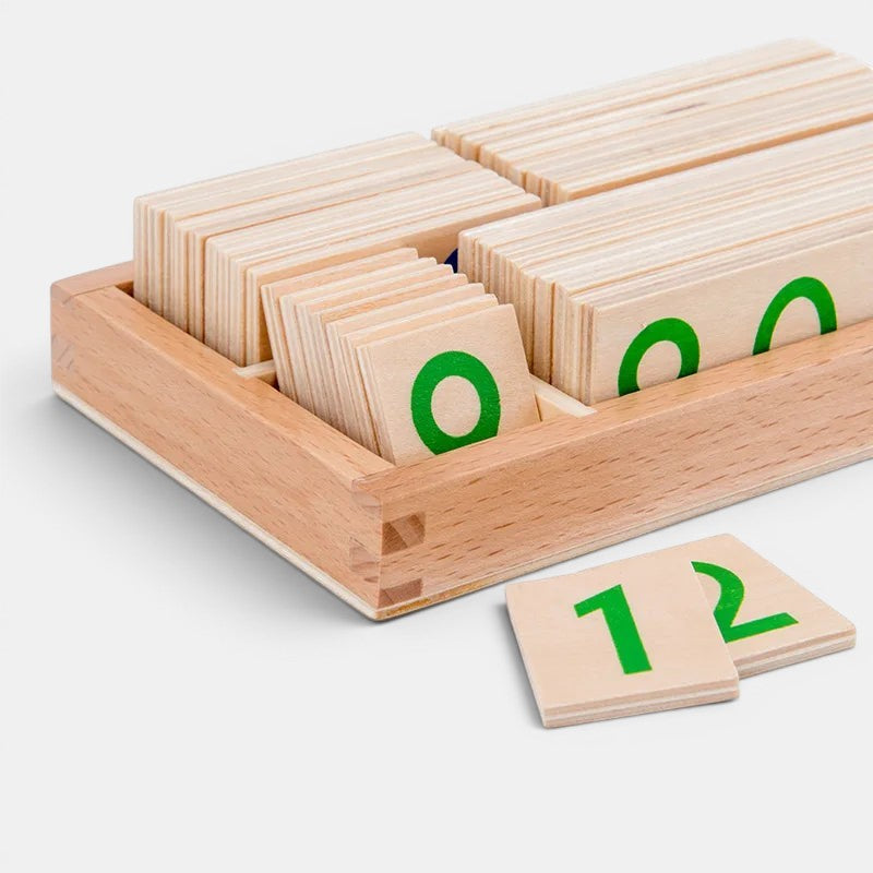 Carte de chiffres en bois Montessori Petit Éveil Montessori avec chiffres verts sur fond de bois clair.