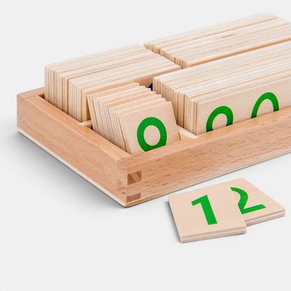 Carte de chiffres en bois Montessori Petit Éveil Montessori avec chiffres verts sur fond de bois clair.