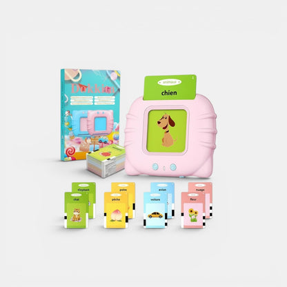 Petit Éveil Montessori : appareil rose pour cartes éducatives parlantes avec cartes chien, chat, poire, pêche, avion, voiture, nuage, fleur.