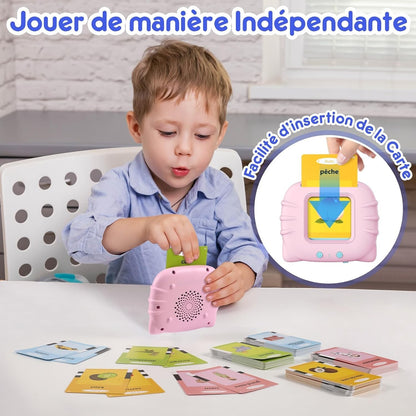 Petit Éveil Montessori : jeune garçon jouant avec des cartes éducatives parlantes, appareil rose interactif.