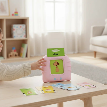 Petit Éveil Montessori, appareil rose interactif pour cartes flash parlantes, avec un enfant jouant.