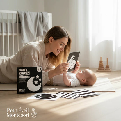 Petit Éveil Montessori : une mère présente des cartes de stimulation visuelle noir et blanc à son bébé.