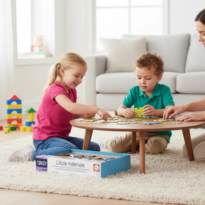 Enfants jouant avec le coffret d'activités éducatives Petit Éveil Montessori sur une table basse dans un salon
