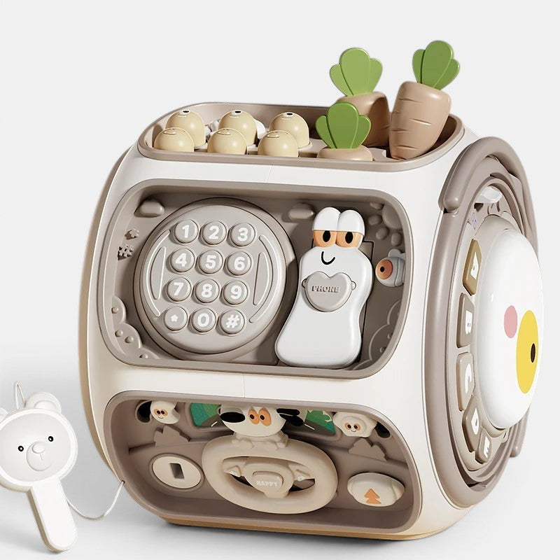 Petit Éveil Montessori cube d'activités sensoriel avec téléphone, volant et carottes à pêcher pour bébés.