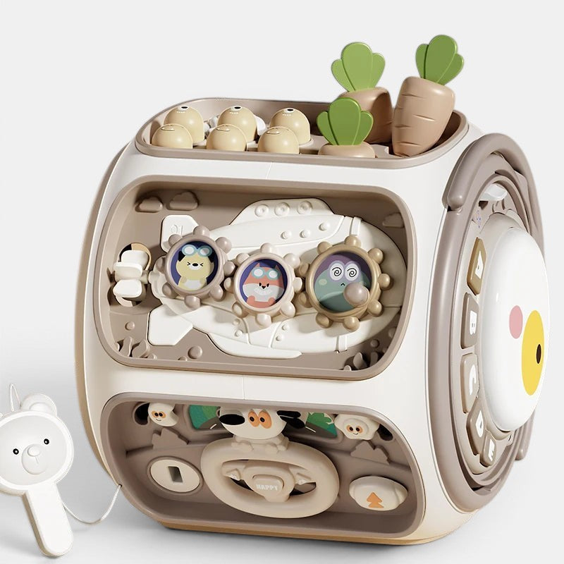 Petit Éveil Montessori : cube d'activités sensoriel avec engrenages, carottes et volant pour bébé. Jouet éducatif en plastique.