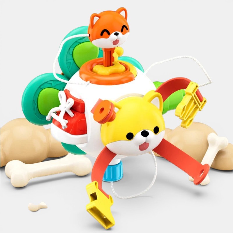 Petit Éveil Montessori Cube d’activités éducatif enfant avec renard orange et jaune, lacet rouge et os.