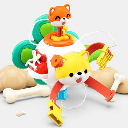 Petit Éveil Montessori Cube d’activités éducatif enfant avec renard orange et jaune, lacet rouge et os.