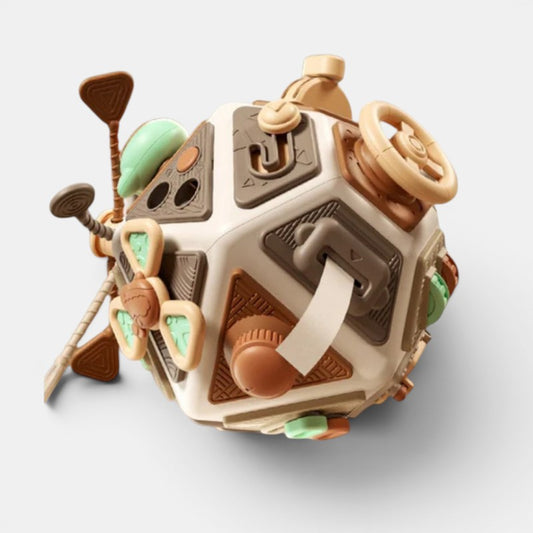 Cube d'activités Montessori Petit Éveil Montessori en plastique blanc et marron avec des éléments interactifs pour développer la motricité fine.