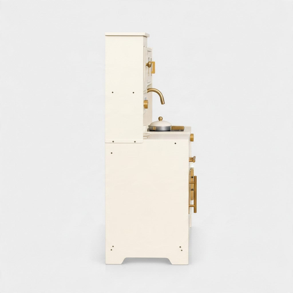 Vue latérale de la grande cuisine Montessori en bois Petit Éveil Montessori beige et crème avec accessoires