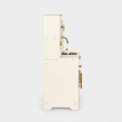 Vue latérale de la grande cuisine Montessori en bois Petit Éveil Montessori beige et crème avec accessoires