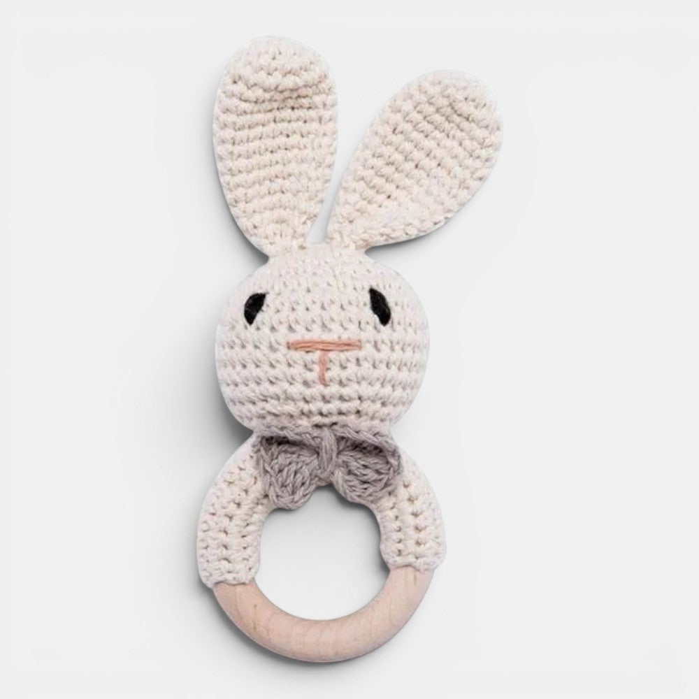 Petit Éveil Montessori hochet en bois en forme d'ours brun au crochet avec anneau en bois naturel.