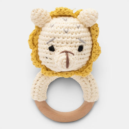 Petit Éveil Montessori hochet en bois en forme d'ours brun au crochet avec anneau en bois naturel.