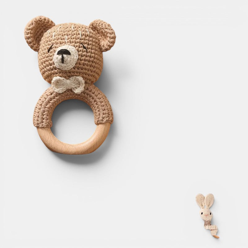 Petit Éveil Montessori hochet en bois et crochet en forme d'ours avec nœud papillon, idéal pour bébé.