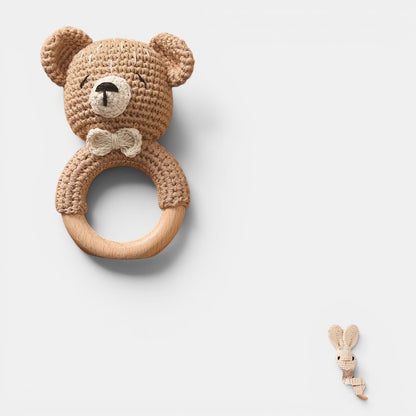 Petit Éveil Montessori hochet en bois et crochet en forme d'ours avec nœud papillon, idéal pour bébé.