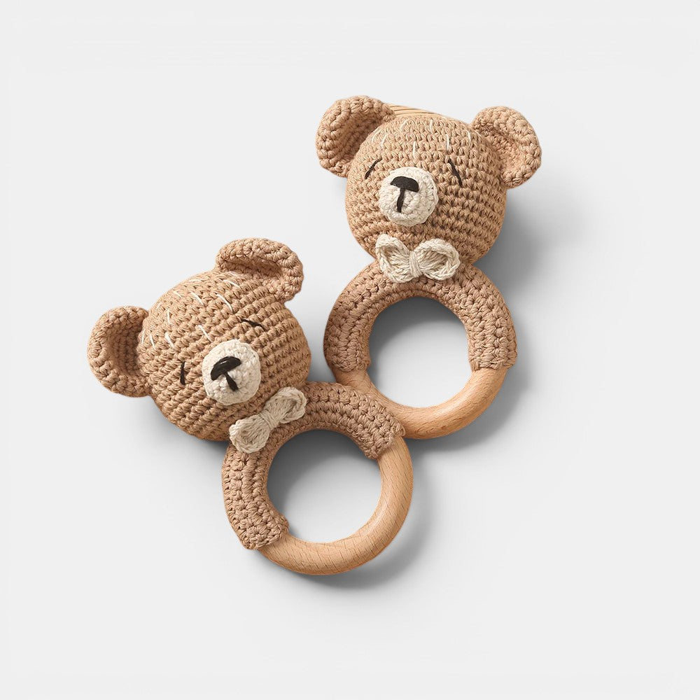 Petit Éveil Montessori hochet en bois crocheté en forme d'ours brun avec nœud papillon, idéal pour bébé.