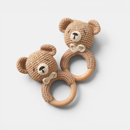 Petit Éveil Montessori hochet en bois crocheté en forme d'ours brun avec nœud papillon, idéal pour bébé.