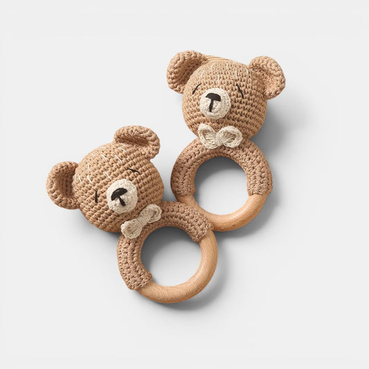 Petit Éveil Montessori hochet en bois crocheté en forme d'ours brun avec nœud papillon, idéal pour bébé.